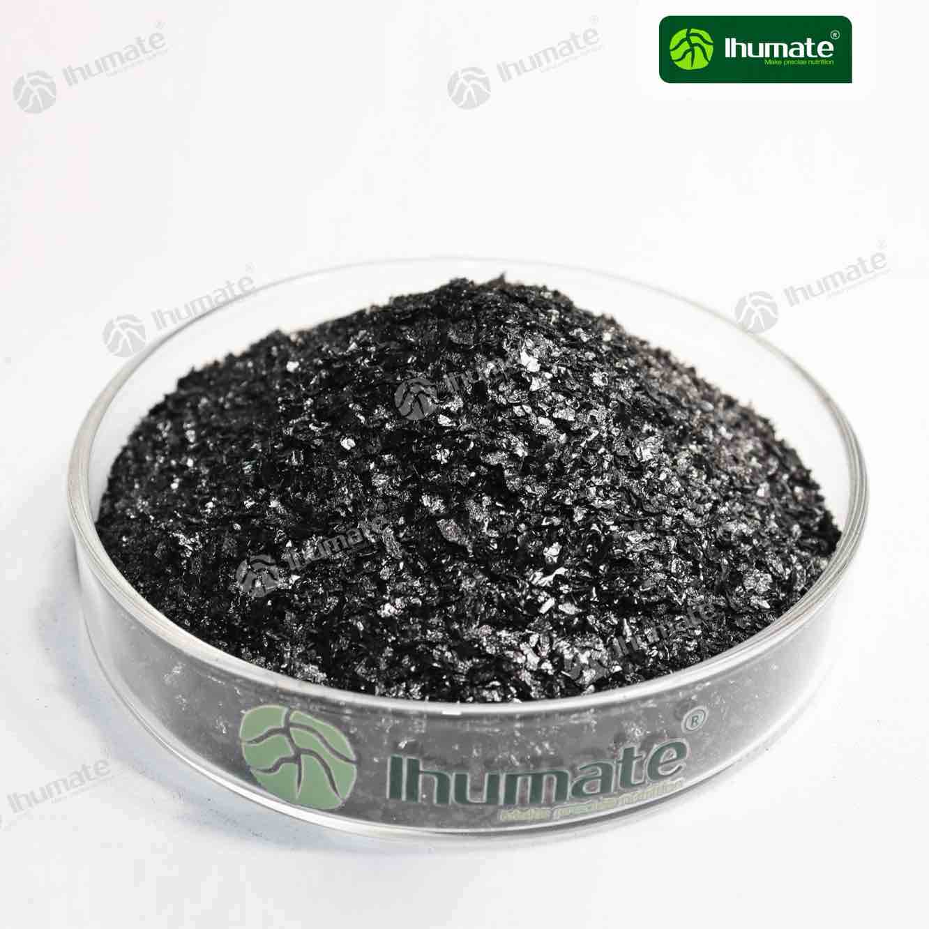 Vista frontal de las hojuelas de fulvato de potasio de fuente mineral Ihumate, extracción mineral de alta actividad, mejora eficazmente el suelo y promueve el desarrollo de raíces