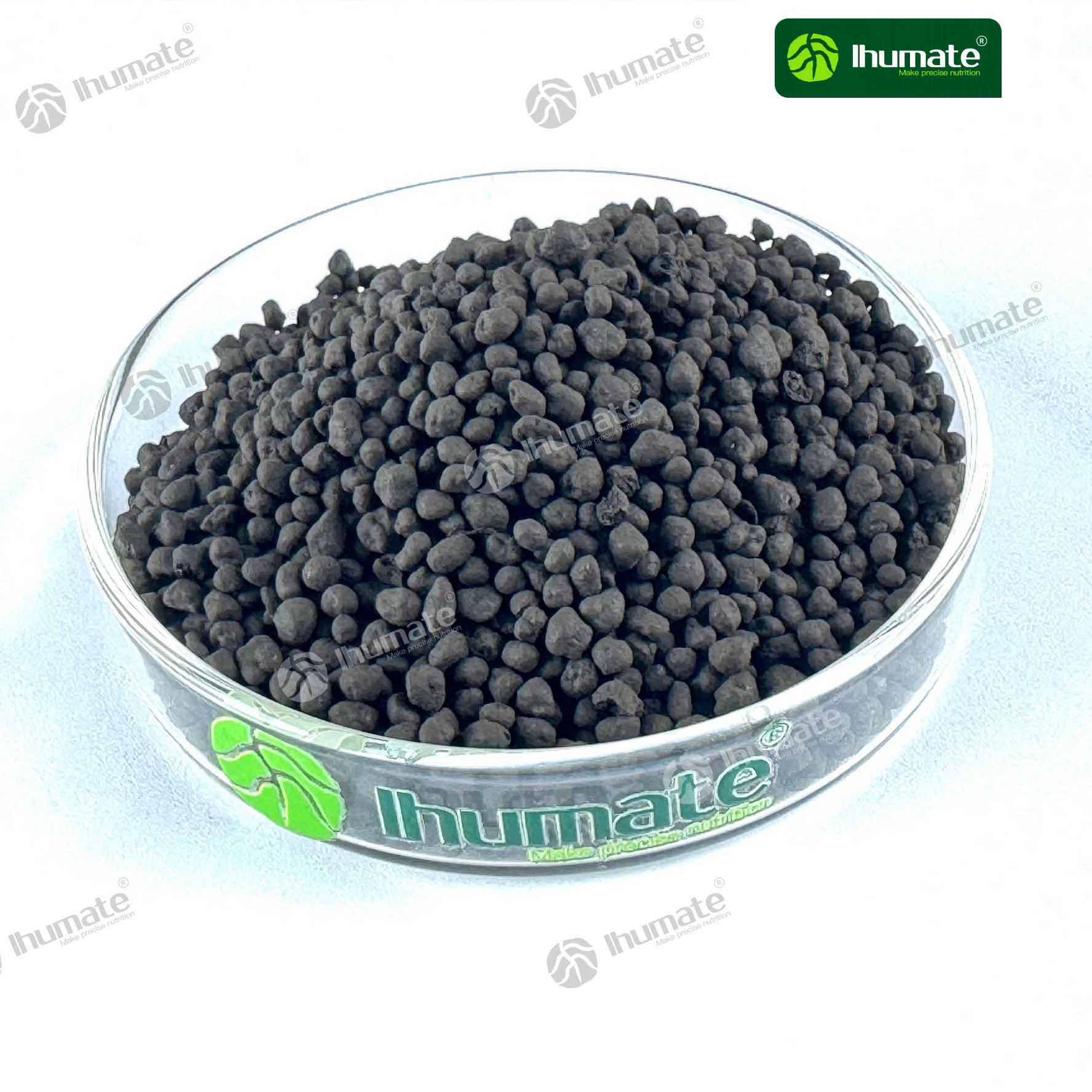 Vista frontal de las bolitas orgánicas de algas marinas Ihumate, que contienen más del 20% de extracto de algas marinas y 5% de calcio y magnesio, mejorando significativamente la resistencia al estrés de los cultivos y la resistencia al vuelco